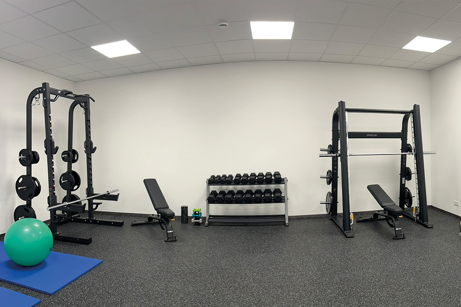 Ausgestatteter Fitnessraum mit modernen Geräten