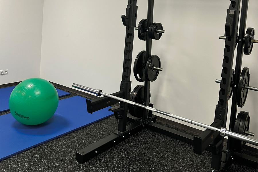 Moderne Geräte mit Gewichten und Langhantel Rack